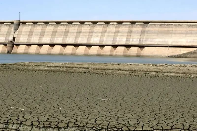 حوزه فلات مرکزی ایران کم‌ترین بارش را دارد و امسال هم دچار خشکسالی شدیدی شده/ با توجه به اینکه افغانستان سد پاشدان را در بالا دست سد دوستی زده، اولین شهری که دچار کمبود آب می‌شود، مشهد است/ تهران هم به شدت درگیر بی‌آبی است/ مصرف آب کشاورزی اصفهان را قطع کرده‌اند تا به شرب اختصاص دهند