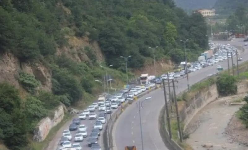 پلیس راه: انسداد مسیرهای شمال به جنوب به دلیل ترافیک سنگین؛ آغاز محدودیت‌ها از ساعت ۱۸:۱۵ شروع شده