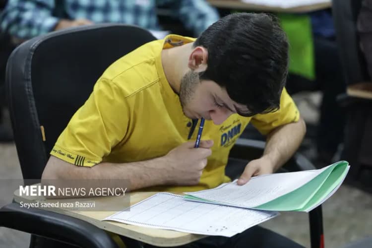 نصب پرچم سبز گنبد مطهر رضوی به مناسبت فرارسیدن عید سعید قربان