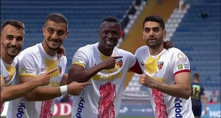 معاوضه سال بین پرسپولیس و تراکتور شکل می‌گیرد؟