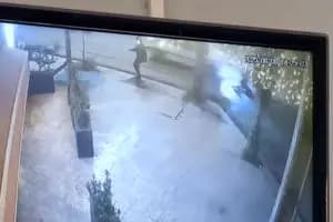 گفتگوی اعتماد با مردی که ۴۴ روز مشغول آواربرداری در بندر شهید رجایی است؛ جلیل: تعداد زیادی استخوان پیدا کردیم و تحویل هلال‌احمر دادیم