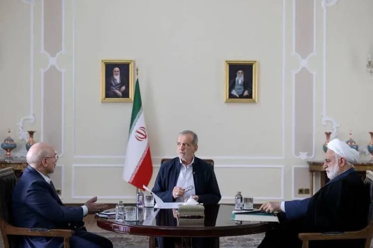 سخنگوی دولت درباره اعتراضات کامیون‌داران: براساس اعلام وزارت نفت، چنانچه کامیون‌داران در مسیری که برای آن بارنامه الکترونیکی صادر شده حرکت کنند، هیچگونه تغییر قیمتی در سوخت مصرفی آنها اعمال نخواهد شد  / همچنین انتقال باری که دارای بارنامه الکترونیکی باشد را مجاز می دانیم