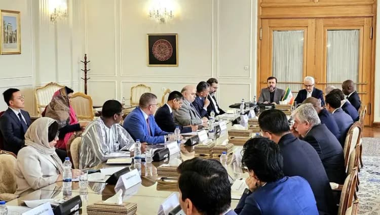 منازعه بازمانده از زمان شاه / تهران و واشنگتن از دهه ۱۹۷۰ در مورد غنی‏‌سازی اورانیوم و بازفرآوری سوخت هسته‏‌ای در خاک ایران با یکدیگر اختلاف‌‏نظر دارند