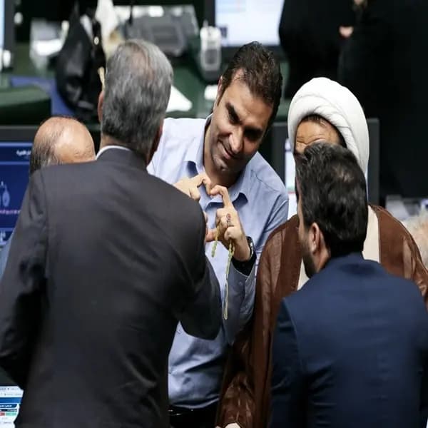 هشدار یک نماینده به سران انگلیس/ گورستان انگلیسی‌ها در بوشهر را مایه عبرت خود بدانید/ همه مردم ایران بسیجی و سپاهی محسوب می‌شوند