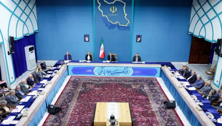 انتقاد روزنامه اصولگرا از نحوه اطلاع‌رسانی در مورد مذاکرات ایران و آمریکا: مسئولان اطلاعات درست نمی‌دهند، مردم سراغ رسانه‌های خارجی می‌روند