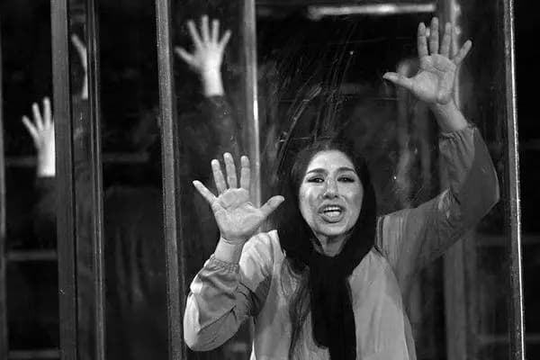 چهره‌های غم‌بار و چشمان اشکیِ خانم‌های بازیگر در این عکس‌ها جلب‌توجه کرد
