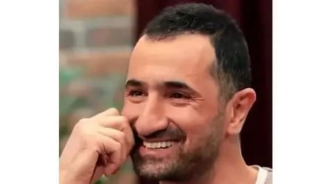 عکس های  دکوراسیون جذاب خانه مجردی ساناز سعیدی با قاب عکس نقاشی خودش ! / بی عشق سر مکن که دلت پیر می شود !