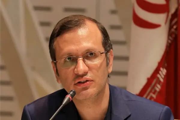 دو پسر فقیر در حال خوردن ماکارونی در خیابان های ناپل، ایتالیا، دهه ۱۸۹۰میلادی
