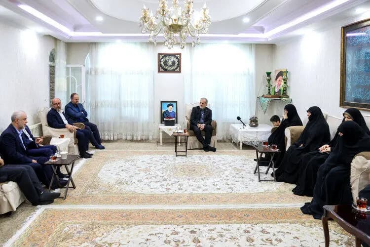 دیدار رئیس‌جمهور پزشکیان با خانواده شهدای خدمت