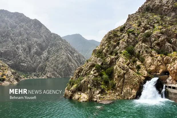 آتش‌سوزی در یک کارخانه مواد لبنی در بزرگراه شهید متوسلیان