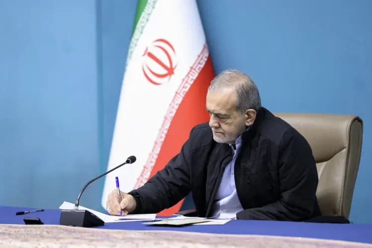فرمانده نیروی زمینی ارتش: ارتش به برکت فرمانده کل قوا  امروز به عنوان ارتشی با فضیلت شناخته می‌شود/ امروز نمادی عینی از صراط مستقیم، رهبر انقلاب هستند