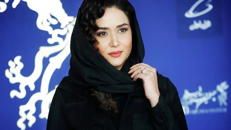 فیلم آواز شاد /  آموزش رقص داداش بزرگه پریناز ایزدیار وسط خانم ها /   خانما هم دست میزنن کیف میکنن !