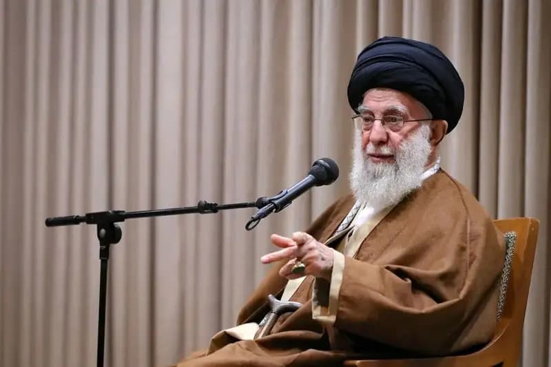 رهبر معظم انقلاب: برای اینکه ترس از دل‌ها برود، فقط بیان مباحث دینی، فقه و مانند این‌ها کافی نیست/  بعد از عاشورا آن‌چنان رعبی حاکم شد که فقط سه نفر اطراف امام سجاد (ع) باقی ماندند؛ در دنیا امروز جور دیگری باید حرکت کرد، جور دیگری باید حرف زد تا انسان بتواند آن سه چهار نفر معدود را تبدیل به صدها و هزاران  نفر کند