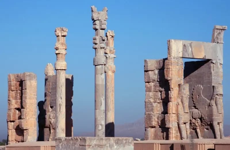 تیراندازی در تخت جمشید