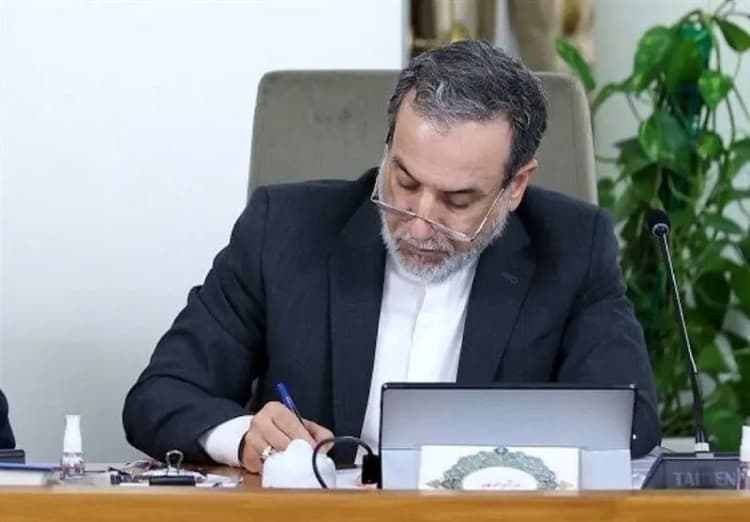 تصاویر تجدید میثاق عراقچی با آرمان های امام در کنار سیدحسن خمینی/ چه افراد دیگری حضور داشتند؟