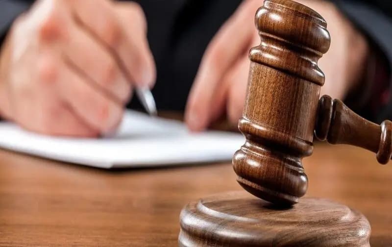 انتقاد عباس عبدی از حقوق پایین قضات/ آنها در زنجیره عدالت، فراموش شده اند/ حفظ شأن قاضی، حفظ اعتبار قضاوت و عدالت است