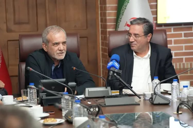 مومنی: رهنمودهای رهبر انقلاب سرمایه‌ی ارزشمند ماست