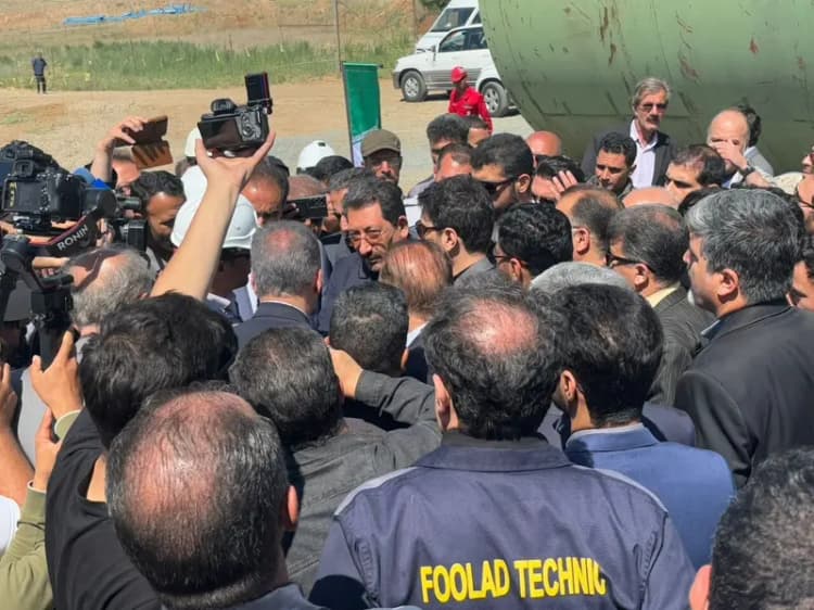 فیلم ابتکار حیرت آور دزدان برای سرقت از یک مغازه در بلوار طلاییه ! / با گونی های آبی رنگ : کارگران در حال کارند !
