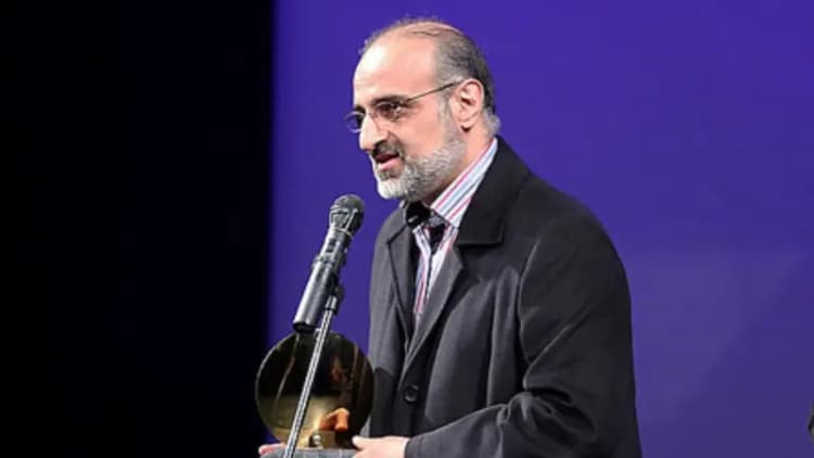نزهت امیرآبادیان؛ صدای پرسشگر سیاست، خاموش شد

