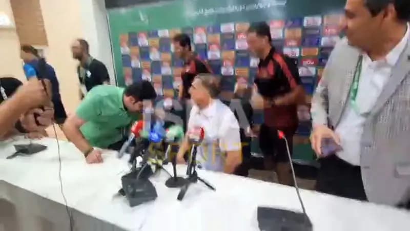 آب‌بازی نشست خبری دین‌محمدی را بهم زد