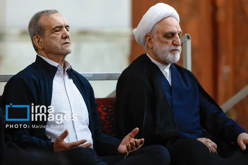 تصویری جالب از پزشکیان در مراسم امروز حرم امام