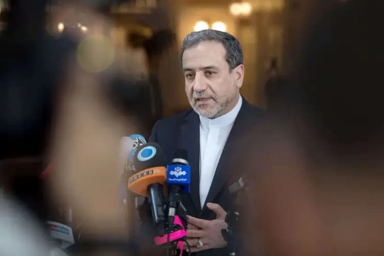 امروز پرچم عزت کشور را مقام معظم رهبری در دست گرفته است