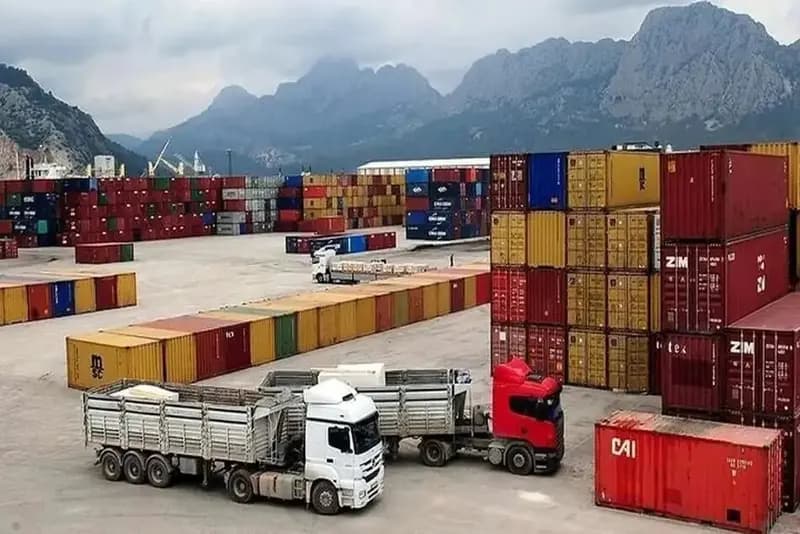 ترانزیت ۶۶ هزار تن کالا و ۳۴ هزار خودرو از بنادر غرب هرمزگان