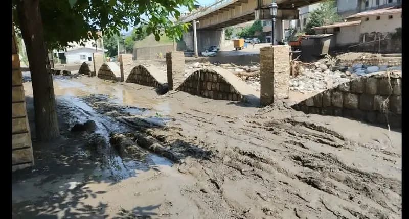 بازگشایی مسیر موقت حاشیه پل تخریبی خرج و سرکلات خطیرکوه
