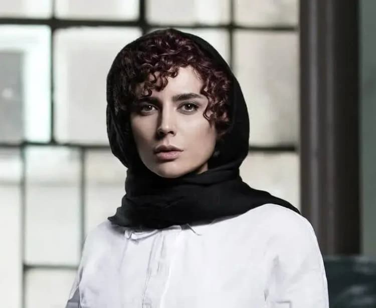 عکسی از پارسا پیروزفر در کنسرت خواننده مشهور