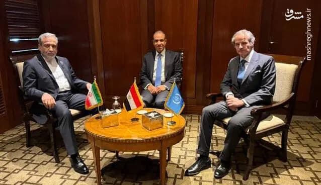 منازعه بازمانده از زمان شاه / تهران و واشنگتن از دهه ۱۹۷۰ در مورد غنی‏‌سازی اورانیوم و بازفرآوری سوخت هسته‏‌ای در خاک ایران با یکدیگر اختلاف‌‏نظر دارند