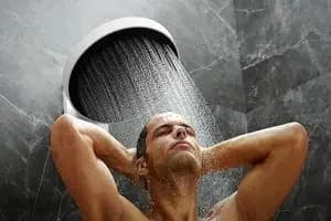 محققان بالاخره پاسخ دادند؛ دوش گرفتن در صبح بهتر است یا شب؟

