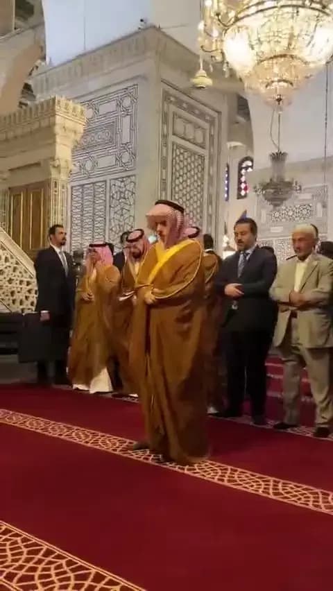 ببینید| وزیر خارجه عربستان در مسجد اموی پیش‌نماز شد