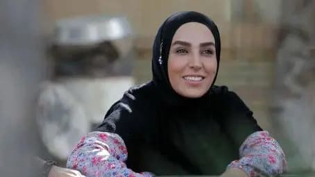 فیلم آواز شاد /  آموزش رقص داداش بزرگه پریناز ایزدیار وسط خانم ها /   خانما هم دست میزنن کیف میکنن !