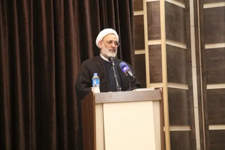 دو پسر فقیر در حال خوردن ماکارونی در خیابان های ناپل، ایتالیا، دهه ۱۸۹۰میلادی