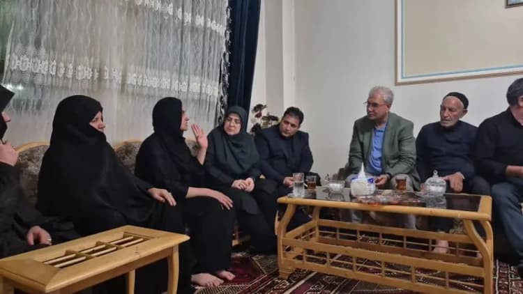 تصاویری از بازیگران لیسانسه‌ها در یک مراسم ختم