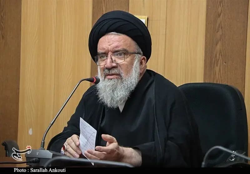 احمد خاتمی: فناوری هسته‌ای و تولید موشک در شهر موشکی ایران خط قرمز ما محسوب می‌شود/رئیس جمهور آمریکا سه روز به منطقه آمد و میلیون‌ها دلار به جیب زد