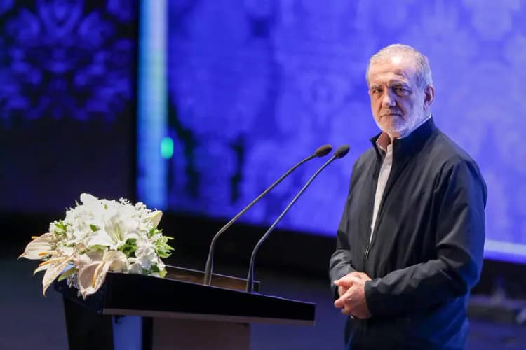 امروز پرچم عزت کشور را مقام معظم رهبری در دست گرفته است