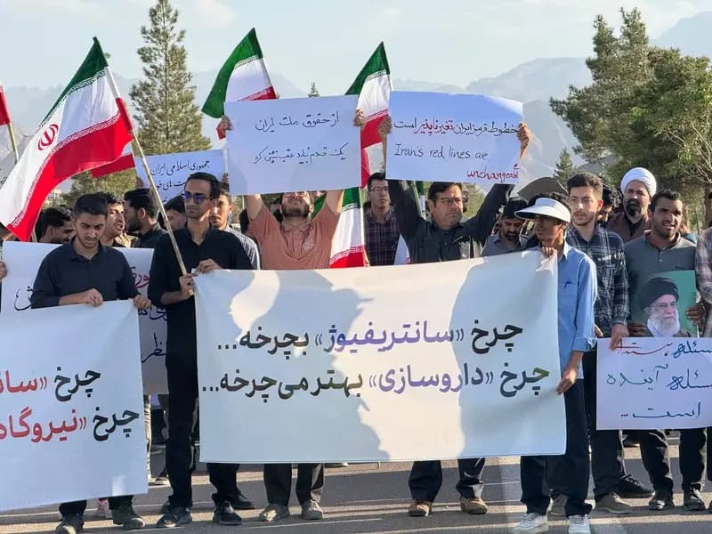 زنجیره انسانی حمایت از فن آوری صلح آمیز هسته ای در یزد