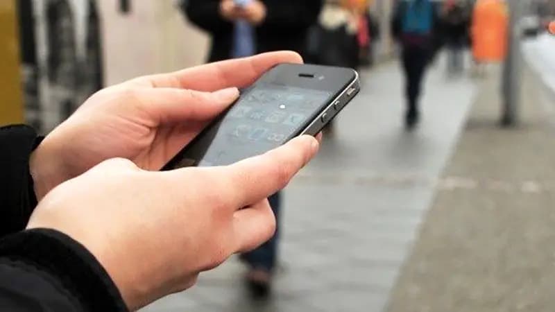 فیلم صحنه موبایل قاپی وحشیانه از دختر کرجی در عظیمیه ! / دختر نگونبخت را زمین کوبیدند