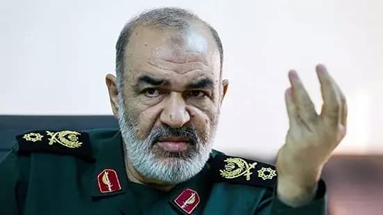 ببینید| فیلمی دیده نشده از روزی که رئیسی در اولین روز ریاست‌جمهوری به دیدار رهبر انقلاب رفت 