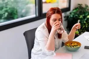 همراه غذا آب بخوریم یا نه؟