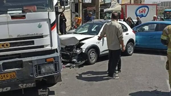 برخورد کامیون با دیوار در سعادت‌آباد/ عکس