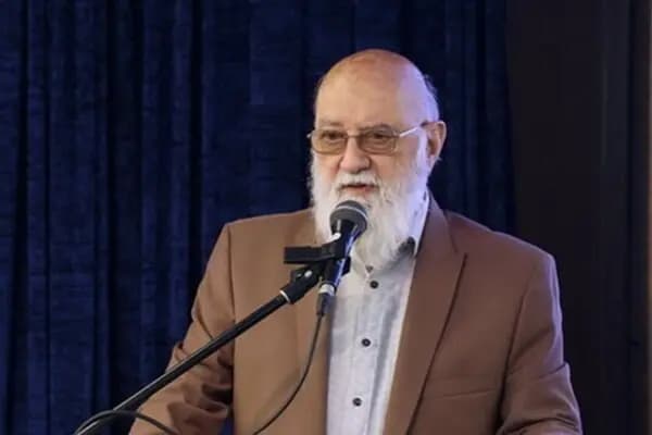 فیلم ابتکار حیرت آور دزدان برای سرقت از یک مغازه در بلوار طلاییه ! / با گونی های آبی رنگ : کارگران در حال کارند !