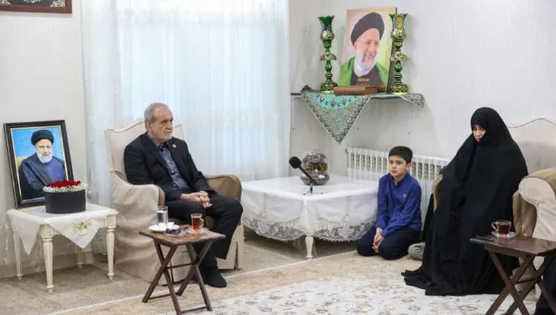 دیدار رئیس‌جمهور پزشکیان با خانواده شهدای خدمت (عکس)