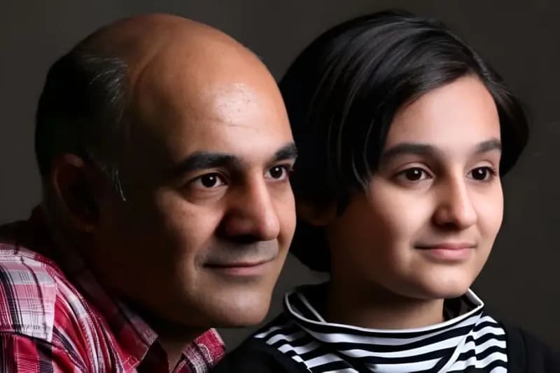 فیلم / نگاهی به چیدمان شاهانه و مجلل خانه سیاوش چراغی‌پور /  از پرده‌های اعیانی و آباژور تا سرویس خواب مدرن و ساعت کلاسیک