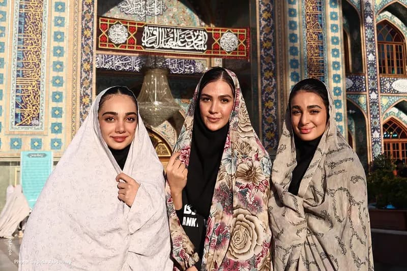 عکس | دختران چادری والیبال در حرم امام زاده صالح (ع)