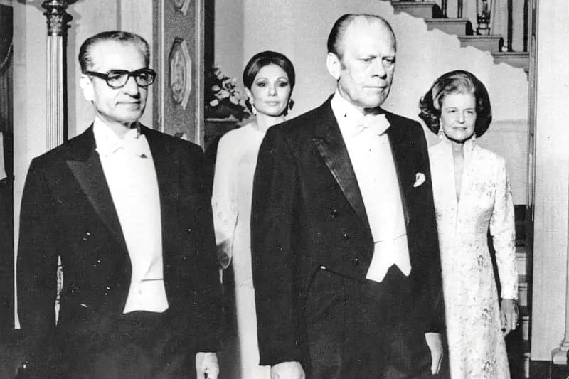 منازعه بازمانده از زمان شاه / تهران و واشنگتن از دهه ۱۹۷۰ در مورد غنی‏‌سازی اورانیوم و بازفرآوری سوخت هسته‏‌ای در خاک ایران با یکدیگر اختلاف‌‏نظر دارند