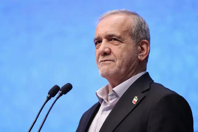 امروز پرچم عزت کشور را مقام معظم رهبری در دست گرفته است
