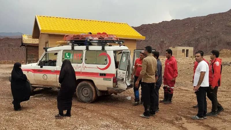 17 نفر در سمنان گرفتار سیلاب شدند / هلال احمر به کمک آمد