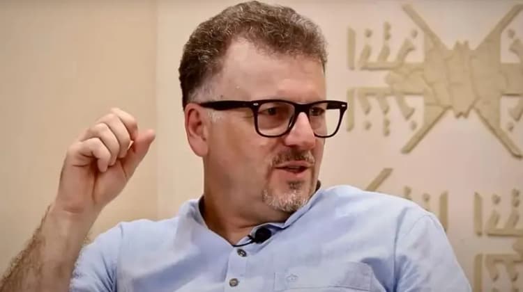 وایرال شدن ویدیوی پاراگلایدر سواری که در ۲۸ هزار پایی یخ زد